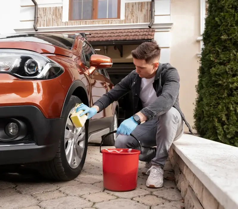Lavage auto à domicile Cascastel-des-Corbières : professionnel intervenant sur un véhicule